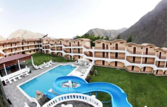 盧那華納河度假式酒店