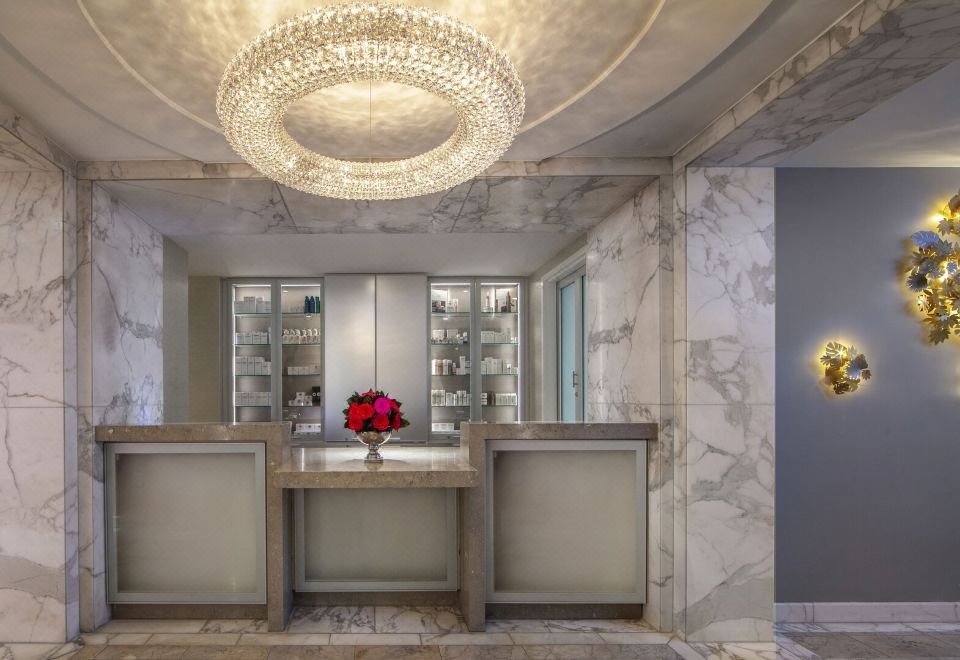 [The Peninsula Beverly Hills의 아름다운 수영장 전경]