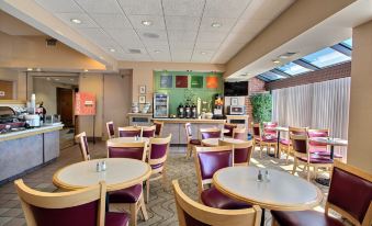 Comfort Inn & Suites Madison - Airport