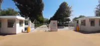 ホテル チャンデラ カジュラホ - 駐車場