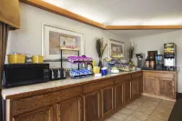 Days Inn by Wyndham Farmville - breakfast