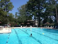 The Inn at Houndslake - مسبح