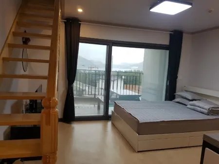 Goseong 1379 Stay Pension Отели рядом с достопримечательностью «Goseong Dinosaur World Expo»