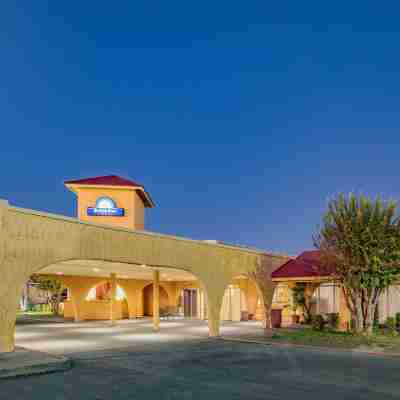 Days Inn by Wyndham Del Rio Hotel Exterior