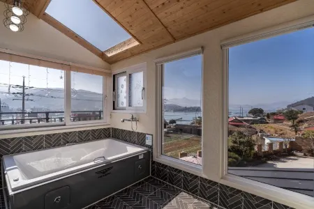 Namhae Tiffany Pension Отели в г. Намхэ