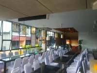 Puri Wisata Hotel فنادق في Baturraden