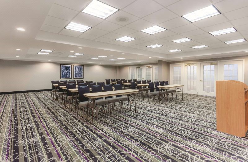 La Quinta Inn & Suites by Wyndham Univ Area Chapel Hill photo 3