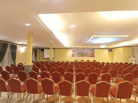 Emerone Moslem Friendly Hotel Batusangkar Отели в г. Lima Kaum