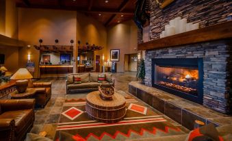 a spacious living room with a fireplace , couches , and a rug that resembles a rug at Lodge at Feather Falls Casino