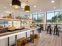 Super 8 by Wyndham Dresden Hotels near Albertplatz Square
