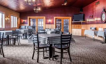 Econo Lodge Inn & Suites Munising Area - Housity