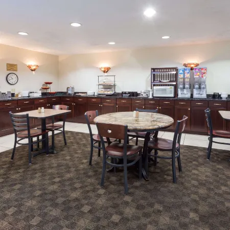 Ramada by Wyndham Bettendorf