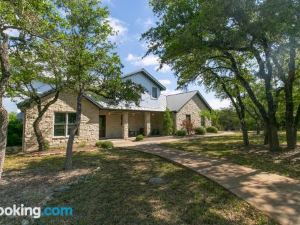 Spicewood Lodge w/Pool, HotTub