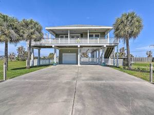 Walk to Galveston Beach Pet-Friendly Home