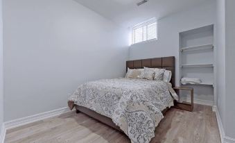 Charming 2- Bedroom with Free Parking Space