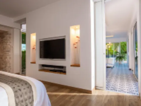 Architect-Designed Villa with Heated Pool & Private Hot Tub 卡納克酒店