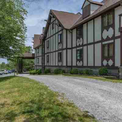 4 Seasons at Beech Mountain Hotel Exterior