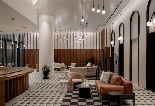 4. 모토 바이 힐튼..