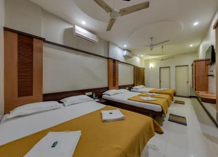 Hotel Adarsh 5 Minute Walk from Mahalaxmi Temple Kolhapur Отели рядом с достопримечательностью «Mahalaxmi Temple Perking Closest»