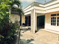 Guest House Hj Muriyah Syariah Slawi Mitra RedDoorz Hotel dekat Masjid Agung Kabupaten Tegal