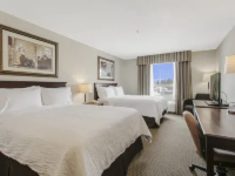 Holiday Inn & Suites LLOYDMINSTER by IHG فنادق في لويدمينستر