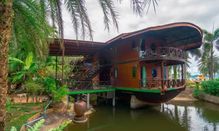 Kaengkrachan Boathouse Paradise Resort Отели рядом с достопримечательностью «Kaeng Krachan Dam Electric»