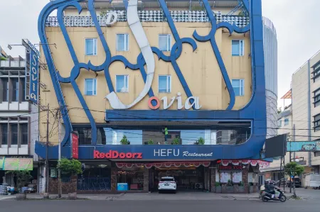 RedDoorz Premium Near Bandung Station Отели в г. Andir