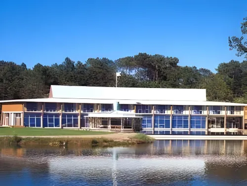 Logis Hotel des Lacs d'Halco - Parkplatz
