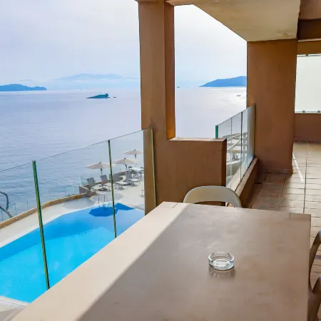 Cape Kanapitsa Hotel & Suites