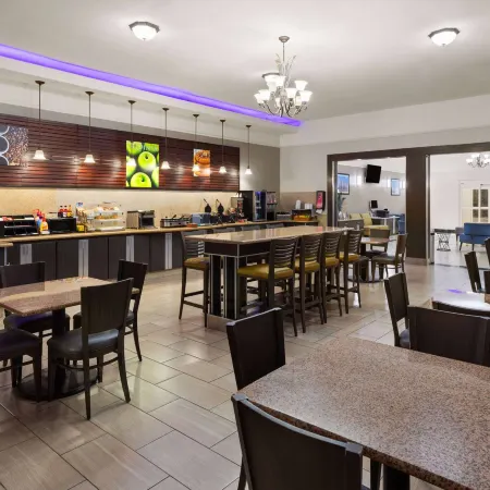 La Quinta Inn & Suites by Wyndham Deer Park