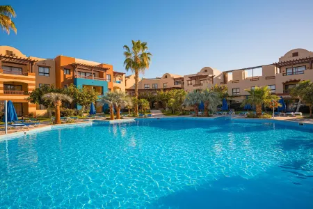 Marina Resort Port Ghalib, Radisson Individuals Отели рядом с достопримечательностью «Bridge of Royal Tulip Beach Resort»