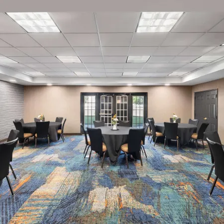 La Quinta Inn & Suites by Wyndham Greensboro NC Отели рядом с достопримечательностью «Гринсборо Колизей»