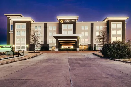 La Quinta Inn & Suites by Wyndham Starkville at MSU Отели в г. Октибэха