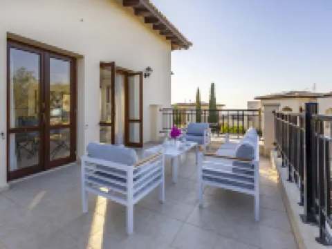 Bright apartment with shared pool in Aphrodite Hills Hotel di Kouklia