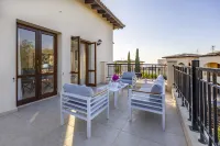Bright apartment with shared pool in Aphrodite Hills