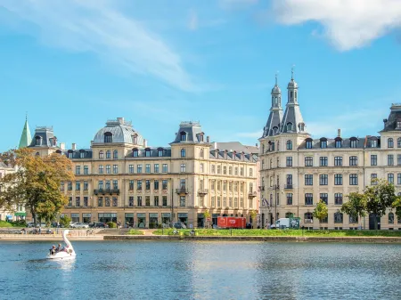 Sanders Charm - Chic 2-Bdr Apt with Shared Garden Отели рядом с достопримечательностью «Hojbro Plads»