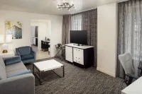 DoubleTree Suites by Hilton Hotel Detroit Downtown - Fort Shelby