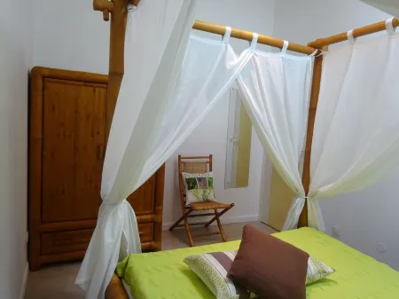 CHARMING GUEST GARDEN TERRACE SWIMMING POOL, FREE PARKING AND WIFI, BEACHES 8 Km away Отели в г. Помероль