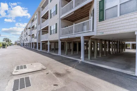 Blue Wolf Retreat! One Block to Beach! Pool, Pets, and Walk to groceries & more!