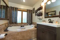 JACUZZI SUITE 2 Queen Beds Private and Romantic!
