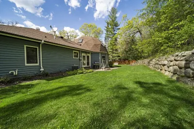 Dome House on Whitewater Lake Отели рядом с достопримечательностью «Уайтуотер Спринг Уотер»