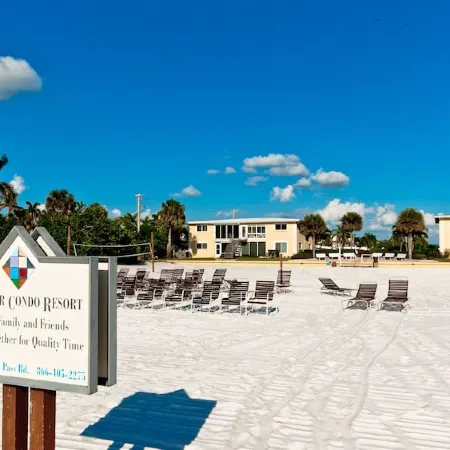 Steps to Siesta Key Beach!  Pool, Tennis Court, Shuffle Board, Pickle Ball!