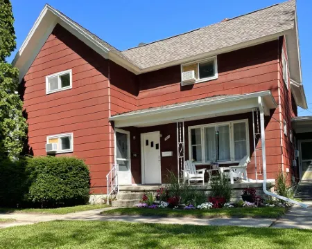 Relax at Redberry House—just blocks from downtown and Lake MI beaches Hotels in Manistee