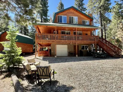 Life is Better in the Woods! Spacious Duck Creek Village Cabin in Prime Location Hotels near Strawberry Point