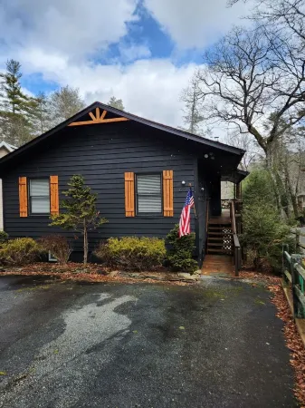 Charming 2-bedroom house on the river with resort amenities, plus golf course!!!