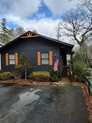 Charming 2-bedroom house on the river with resort amenities, plus golf course!!!