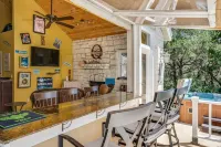 Couples Retreat with hot tub and steam room