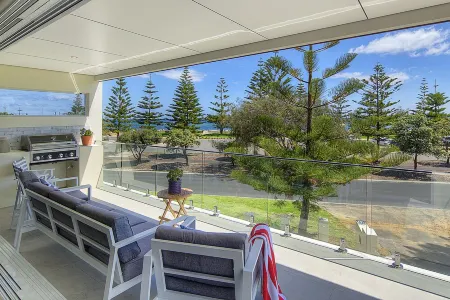 Beachside 880  beachfront luxury Apartment with Sunset views from the balcony. Отели в г. West Busselton