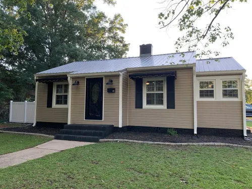 Location Location : Downtown Cary NC- Dog friendly, quaint, clean home