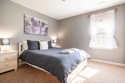 Beautiful and Spacious home w/Outdoor Kitchen Hotels near Grace Bible Church